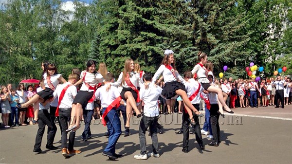 Трогательное прощание со школой: как в Славянске отпраздновали последний звонок