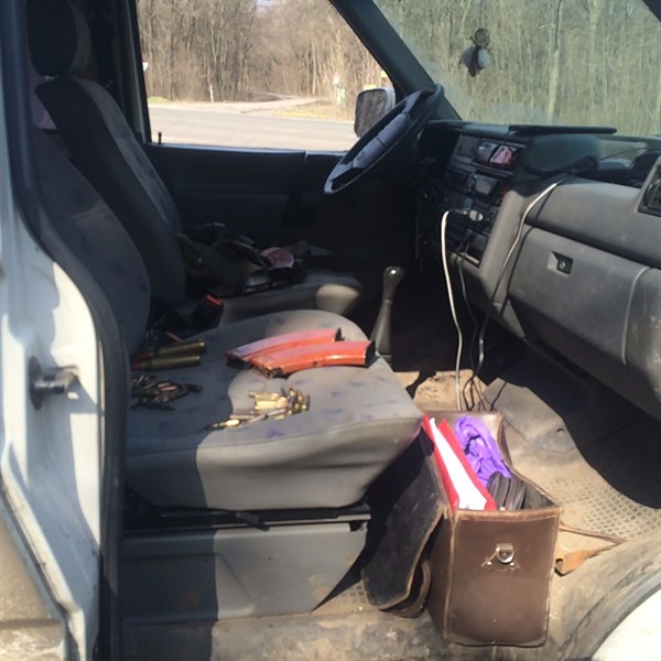 В автомобиле киевских волонтёров славянские полицейские обнаружили боеприпасы