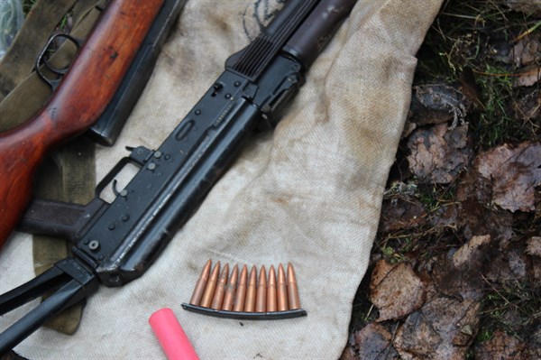 Полиция Славянска обнаружила у двух жителей более 7 кг пороха, автомат «Калашникова», карабин и более 90 патронов 
