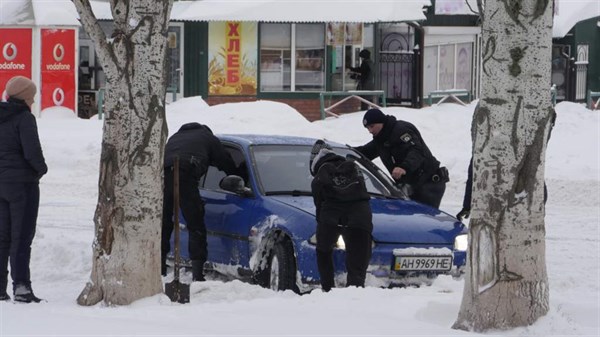 Славянск в сугробах: пять видео о том, что 23 января происходило на улицах города