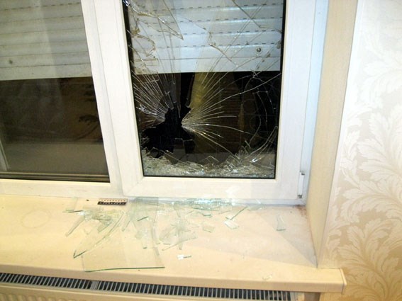 В Славянске вор, грабивший частный дом, выпал в окно прямо под ноги правоохранителям