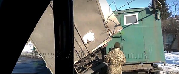 В Славянске армейский автомобиль врезался в ГАЗ с самодельным полуприцепом  (ВИДЕО)