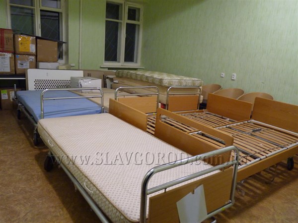 В Славянск для пациентов городской больницы №1 привезли новые многофункциональные кровати