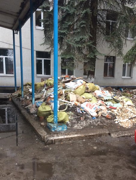 В Славянске на территории больницы устроили мусорную свалку (ФОТОФАКТ)