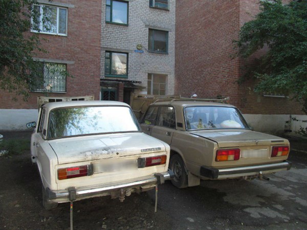 В Славянске преступники оставили без аккумуляторов два автомобиля, припаркованных возле подъезда 
