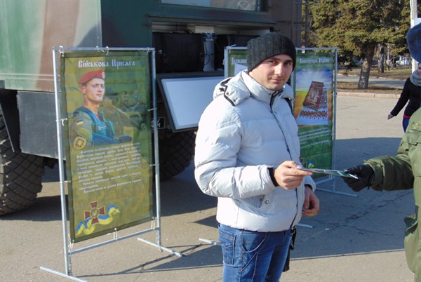 В Славянске на центральной площади агитируют вступать в ряды Нацгвардии (Фото)