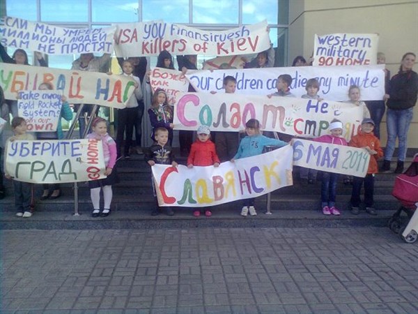 В ответ на заявление в некоторых СМИ, что в Славянске мирное население эвакуировано, родители с детьми вышли на улицу c призывом прекратить войну (ВИДЕО)