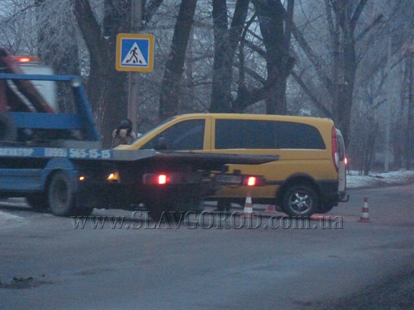 Женщина за рулем: в Славянске на перекрестке столкнулись два автомобиля. Водителя и пассажира одного из них увезли на "скорой"