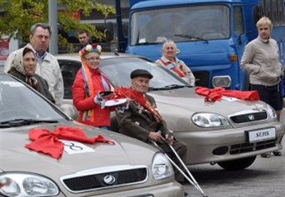 Инвалиды Славянска получили ключи от автомобилей ЗАЗ-СЕНС