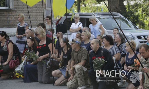 В Славянске с сержантом, погибшим в зоне АТО, прощались  на коленях 