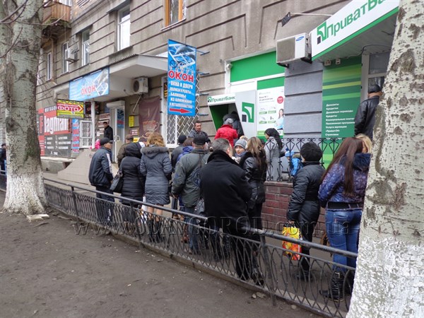 Доверяем, но проверяем: жители Славянска не реагируют на призывы банковских работников не создавать ажиотаж и продолжают массово снимать деньги с банкоматов (ФОТО)
