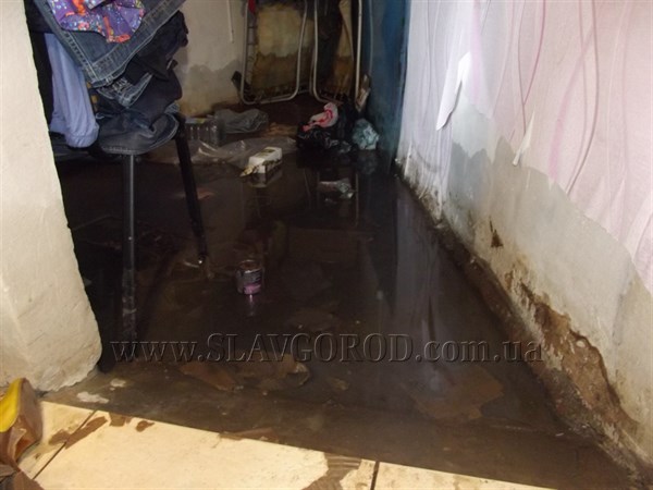 Очередное канализационное ЧП: в микрорайоне Артема нечистоты затопили магазины
