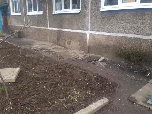 В Славянске местный житель лез в гости  к соседу через форточку, но сорвался и упал