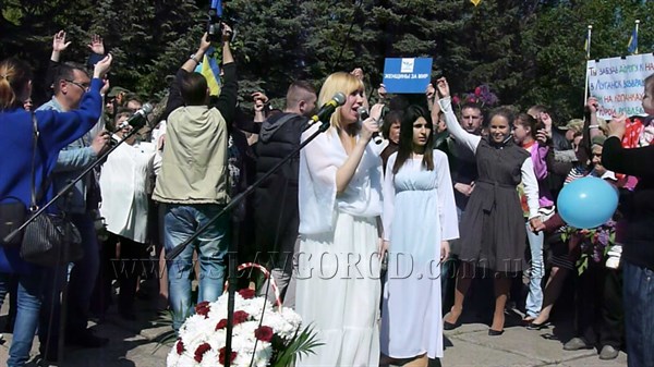 Если это поможет: В Славянске женщины пачкались зеленкой в знак солидарности с ветеранами, которых облили активисты