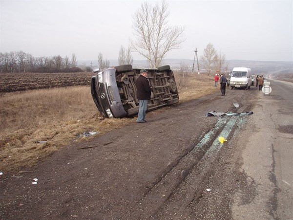 Три пассажира микроавтобуса пострадали в результате ДТП на автодороге "Славянск-Донецк-Мариуполь" (Фото)