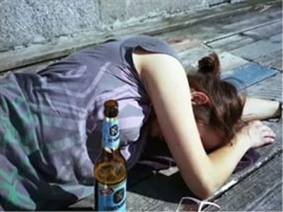 Пьяная мать валялась на полу, а голодные и замерзшие дети плакали рядом: картина, которую застали полицейские  Славянска приехав на вызов