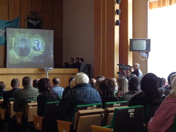 В здании Славянского исполкома крутили кино и повторяли школьную программу по украинской литературе