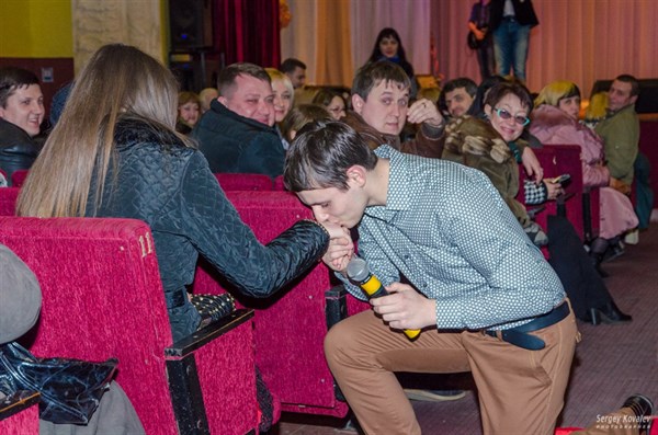 8 марта житель Славянска публично сделал предложение своей возлюбленной на концерте известного певца и шоумена Артура Боссо