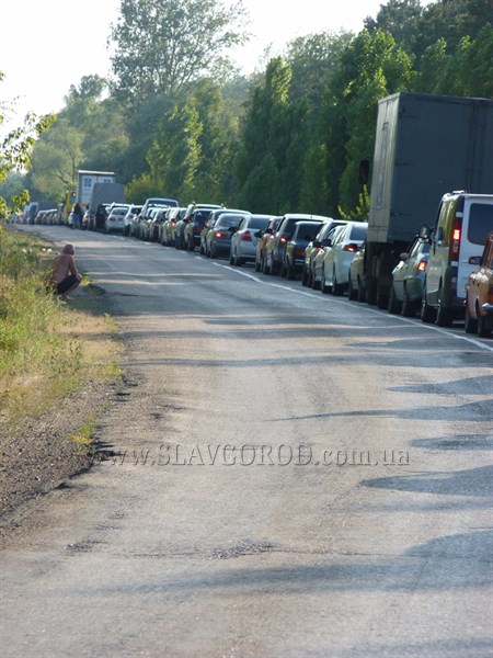 +40 и рекордная пробка: вблизи Славянска образовалась 5-ти километровая колонна из автомобилей отдыхающих (Фото. Видео)