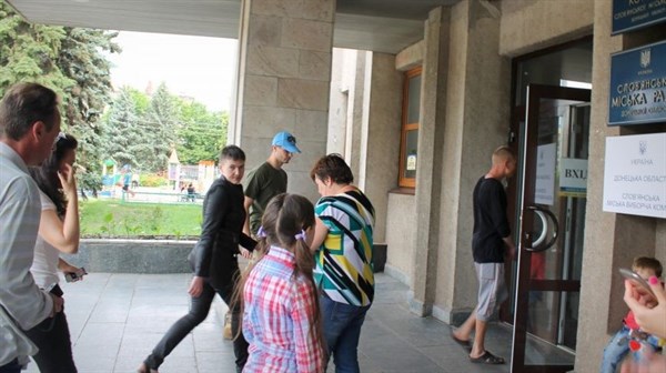 Надежда Савченко в Славянске: беседовала с переселенцами об их проблемах и за закрытыми дверями - с мэром 