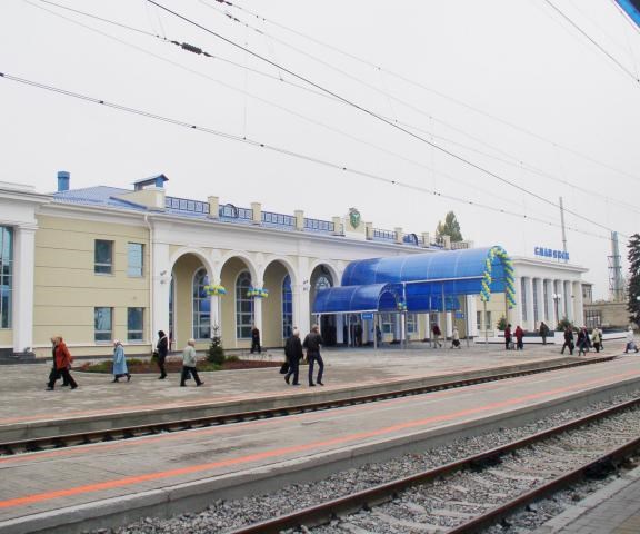 На железнодорожных вокзалах Константиновки и Славянска созданы пункты приема переселенцев