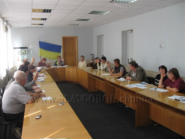 В Славянске на пост мэра претендуют восемь кандидатов, а за места в городском совета будут бороться 10 партий. (список)