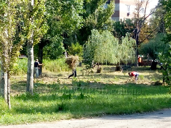 В Шелковичном парке Славянска наводят порядок перед праздником и готовят место под спортивные площадки, обещанные международными спонсорами