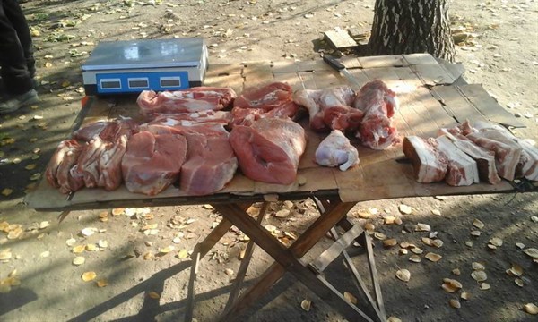 Борьба с африканской чумой в Славянске: участковые полиции изъяли на стихийном рынке 21 кг мяса и 5 кг сала