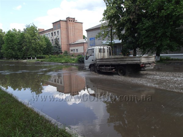 В Славянске порыв на водопроводе: улицу Коммунаров затопило, часть города без воды