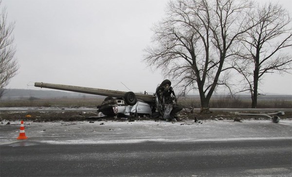 На трассе Славянск-Донецк-Мариуполь в ДТП погибли водитель и пассажир иномарки (ФОТО)