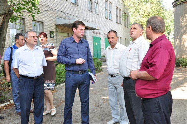Депутаты Славянска совершили экскурсию на фильтровальную станцию в микрорайоне Артема и оценили степень ее повреждения во время боевых действий