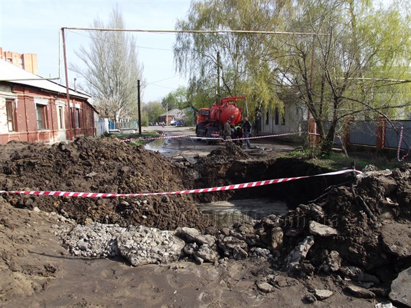 Из-за крупной аварии на водоводе в Славянске перекрыли улицу Калинина