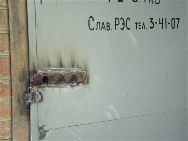 Свершилось: железная дверь на открытую трансформаторную  подстанцию, которая угрожала безопасности детей, ехала в Славянск год. 