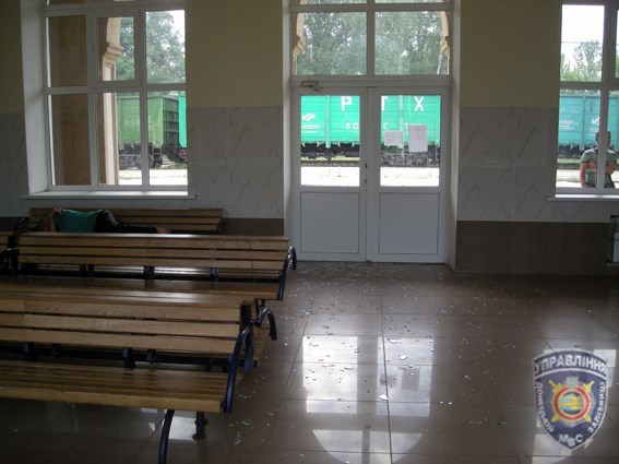 В Славянске нетрезвый местный житель разбил стекло и залез в зал ожидания станции Славкурорт