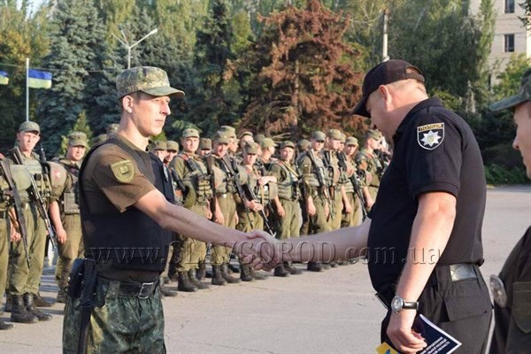 На Соборной площади пятеро сотрудников Славянской полиции получили офицерские звания. Фотофакт