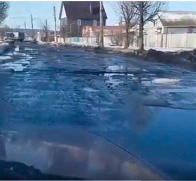 Разбитые дороги Славянска: в сети показали центральную дорогу, на которой одни ямы 