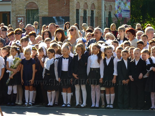 Первый звонок в Славянске: за парты сели более 11 тысяч учеников, среди них более тысячи первоклассников (Фото)