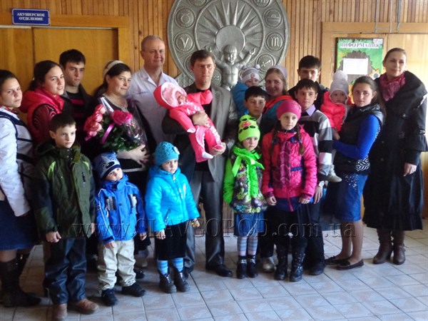 Сегодня из Славянского роддома домой вернулась единственная в Донецкой области семья, у которой шестнадцать деток, семь мальчиков и девять девочек.