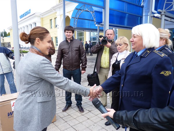 Наталья Королевская и Юрий Солод приехали в Славянск, чтобы проконтролировать ход восстановительных работ учреждений города и сделали подарок ж/д вокзалу