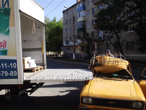 Не заметил: в Славянске на улице Чубаря «москвичу» снесло крышу о борт фуры