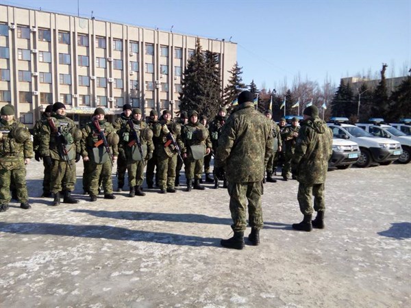 Полицейские Славянска отправились в Авдеевку для оказания помощи жителям (ФОТО)