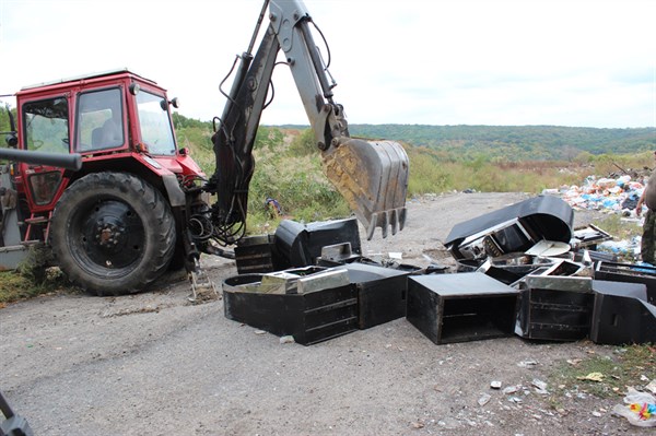 От игрового бизнеса  Славянск освобождают трактором: полчаса и автоматы за 200 тысяч превращаются в мусор