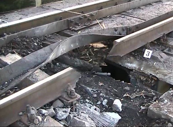 За смерть подчиненных, погибших при взрыве снаряда на железной дороге во время выполнения ремонтных работ, накажут два должностных лица в Славянске