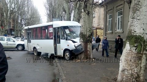 Авария в центре Славянска: маршрутка с пассажирами врезалась в Ланос, а потом в дерево. ФОТО