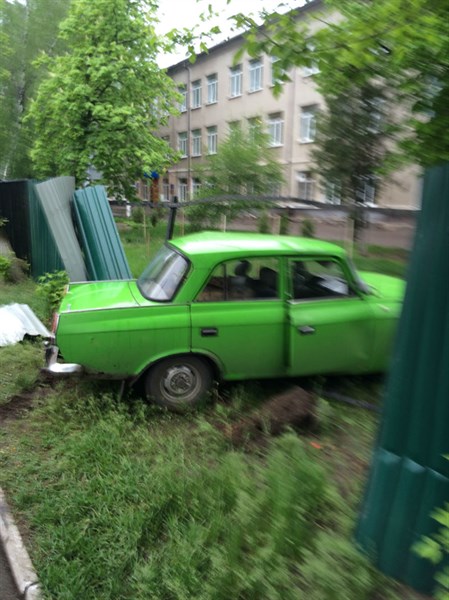 В Славянске водитель Москвича протаранил забор  школы