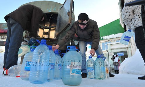 В Славянске начались перебои с водой из-за нескольких аварий. Руководство предприятия озвучило графики подвоза воды