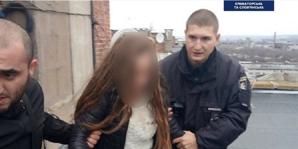В Славянске местная жительница хотела покончить жизнь самоубийством. Спасли полицейские