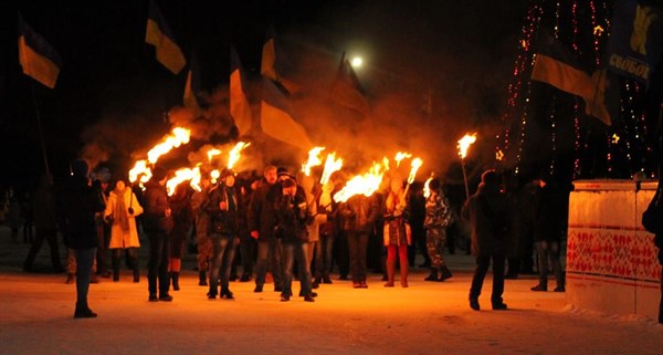 В Славянске прошел факельный марш в честь Бандеры (Видео)