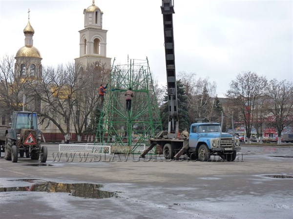 Фотофакт: стало не до праздников, уборку новогодней елки с центральной площади Славянска решили начать ночью. Утром от нее остался только каркас