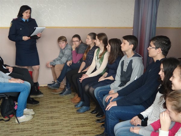 В Славянске полицейские учат школьников правовой грамотности